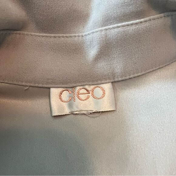 3 for $30! Cleo button up shirt with pockets. Size large - Picture 4 of 10